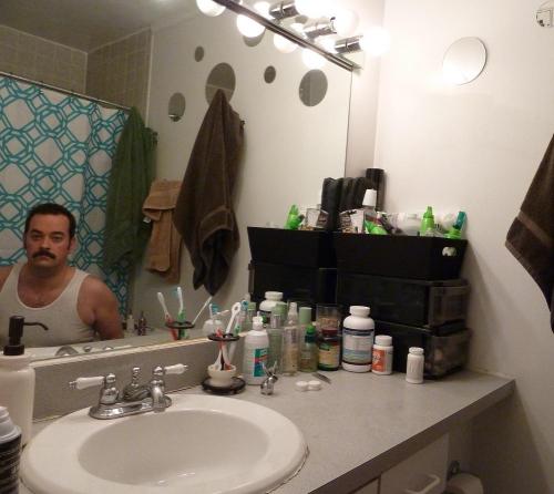 Still is sitting, still is sitting